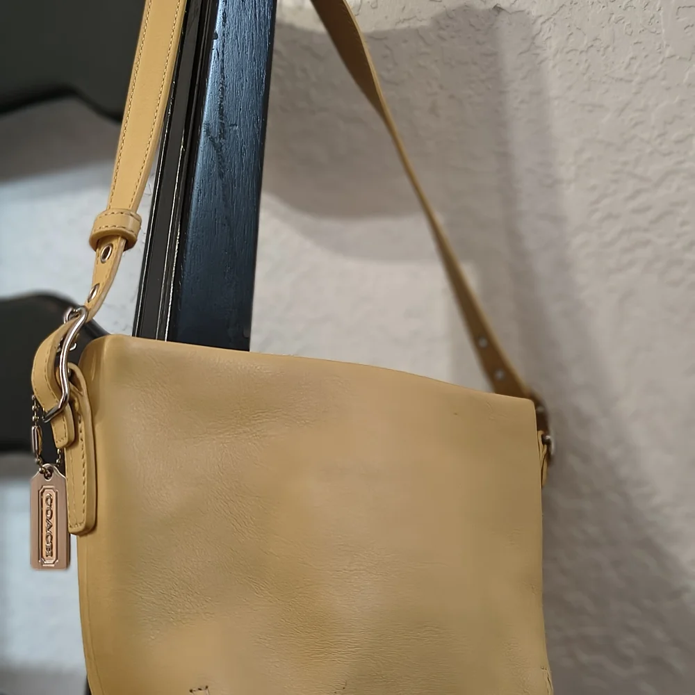 Coach Cream Shoulder Hand Bag - Picture 12 of 17